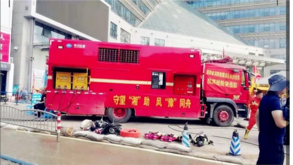 军民同心携手抗洪灾你在前线为民抗洪灾我在后方为你保战力